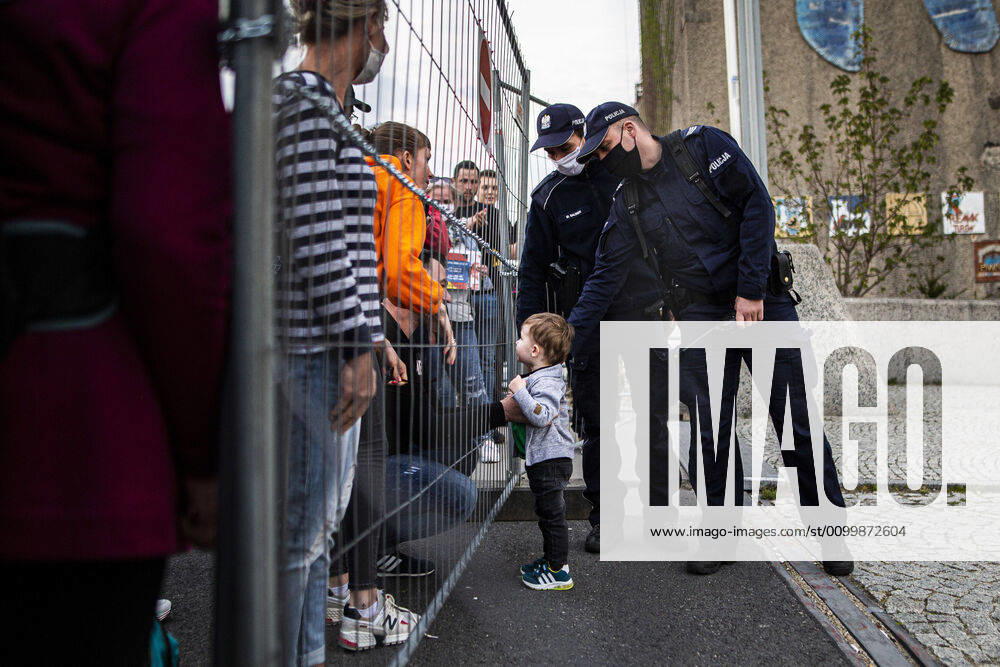A father and his child, held back by police, taken at the closed border between Zgorzelec and Goerlitz, 24 04 2020 In order to contain the coronavirus, Poland and the Czech Republic, among others, have closed their borders to G