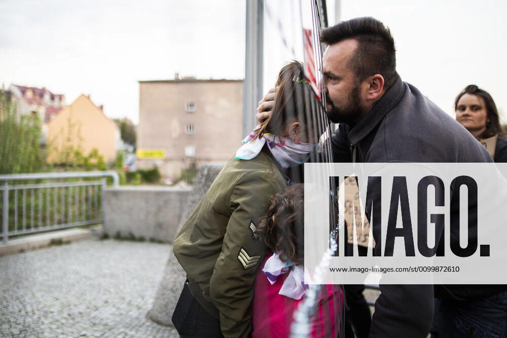 A child meets his father on the opposite side of the border as part of the demonstration against the closed border between Zgorzelec and Goerlitz, 24 04 2020 To contain the coronavirus, Poland and the
