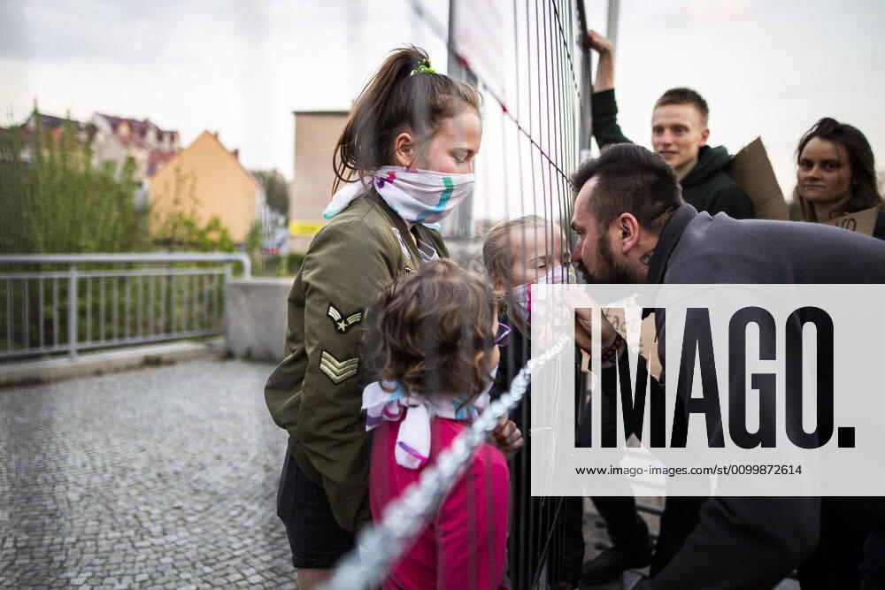 Three children meet their father on the opposite side of the border as part of the demonstration against the closed border between Zgorzelec and Goerlitz, 24 04 2020 To contain the coronavirus, Po
