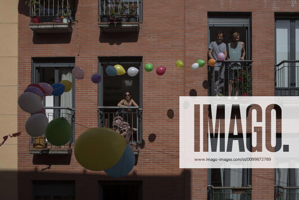 People stand at their balconies along a decorated street with balloons during the covid 19 crisis..Day 41 of the state of alarm due to the Coronavirus health crisis. Spain has had more than 200,000 confirmed cases of COVID-19 and over 20,000 reported deaths. Daily deaths from coronavirus have dropped in the last 24 hours to 367, the lowest rate in a month. Madrid Spain - ZUMAs197 20200424_zaa_s197_127