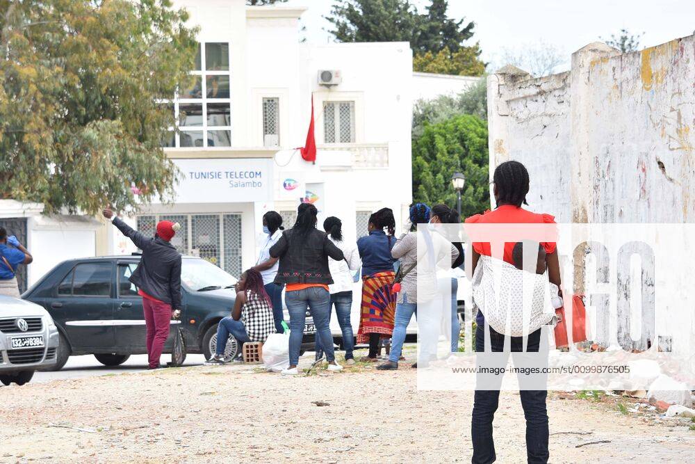 African immigrants wait for aid packages distributed by the municipality of Kram on April 24, 2020 in Tunis, Tunisia. African immigrants affected by new type of coronavirus precautions (Covid-19) in Tunisia NEWS : Covid 19 Coronavirus en Tunisie - Tunis - 24 04 2020 WASSIMJDIDI PANORAMIC
