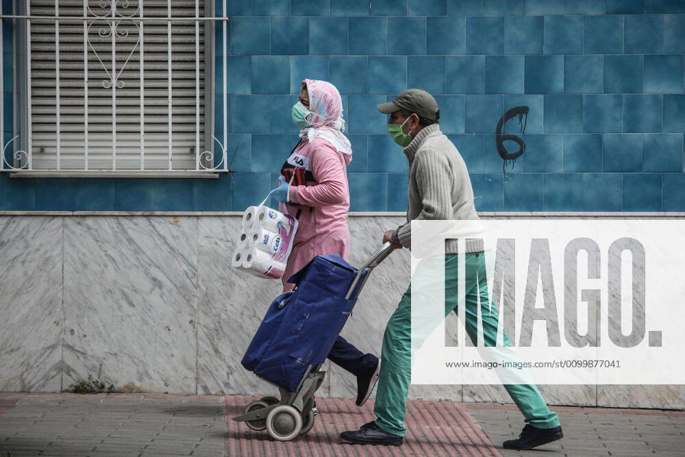 24 April 2020 (Malaga) citizens of the city of Malaga comply with security measures with masks to go shopping for the crisis of the coronavirus. - ZUMAc161 20200424_zap_c161_025