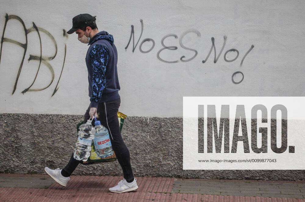 24 April 2020 (Malaga) citizens of the city of Malaga comply with security measures with masks to go shopping for the crisis of the coronavirus. - ZUMAc161 20200424_zap_c161_026