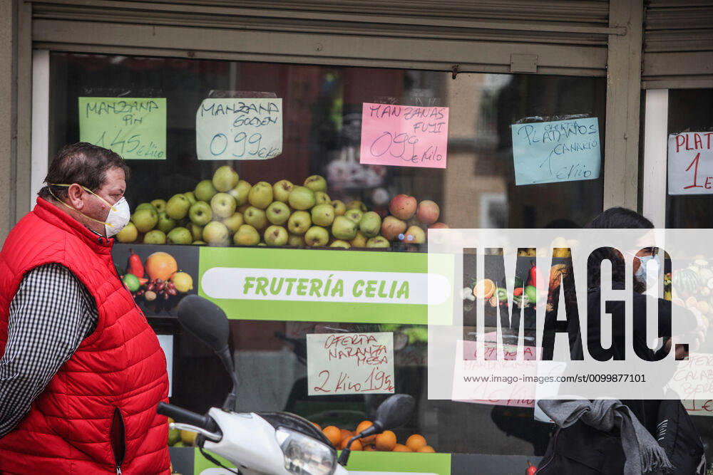 24 April 2020 (Malaga) citizens of the city of Malaga comply with security measures with masks to go shopping for the crisis of the coronavirus. - ZUMAc161 20200424_zap_c161_028