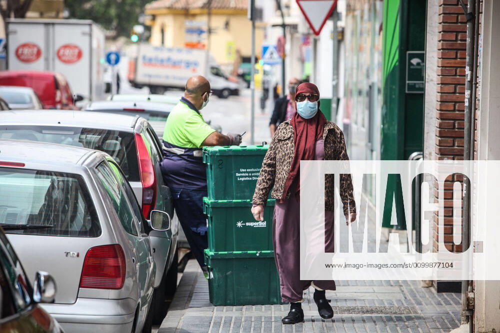 24 April 2020 (Malaga) citizens of the city of Malaga comply with security measures with masks to go shopping for the crisis of the coronavirus. - ZUMAc161 20200424_zap_c161_029