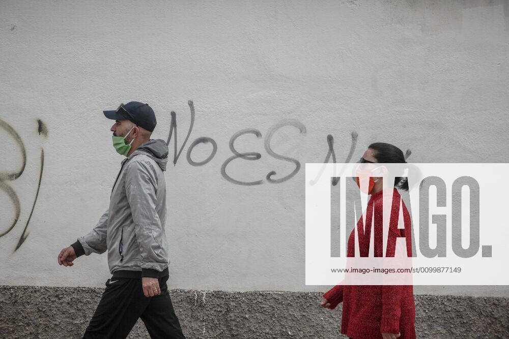 24 April 2020 (Malaga) citizens of the city of Malaga comply with security measures with masks to go shopping for the crisis of the coronavirus. - ZUMAc161 20200424_zap_c161_034