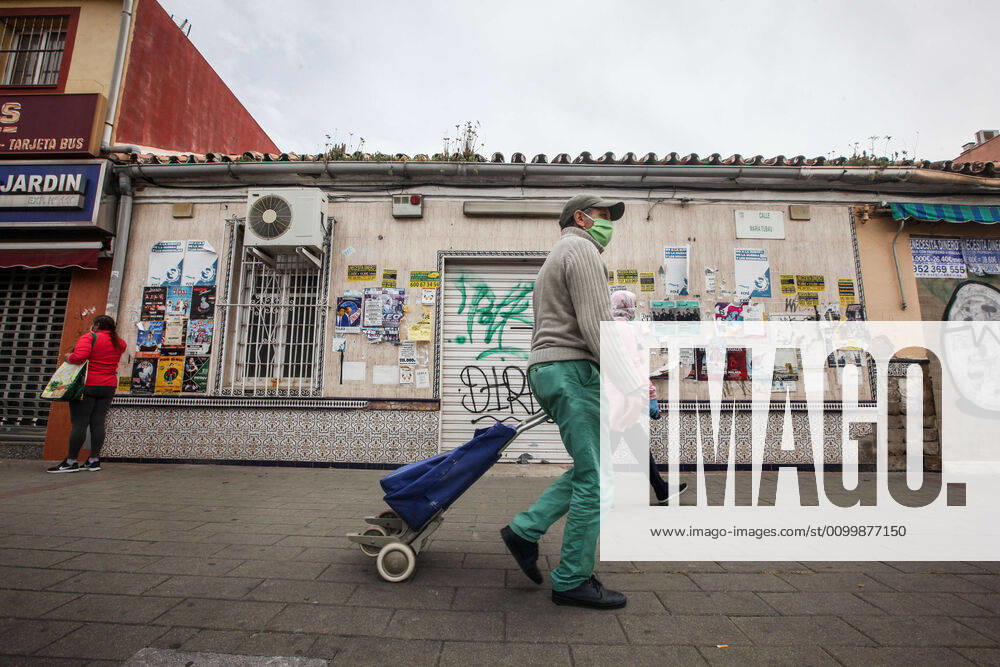 24 April 2020 (Malaga) citizens of the city of Malaga comply with security measures with masks to go shopping for the crisis of the coronavirus. - ZUMAc161 20200424_zap_c161_035