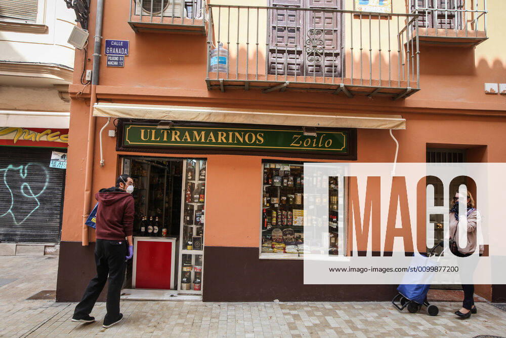 24 April 2020 (Malaga) citizens of the city of Malaga comply with security measures with masks to go shopping for the crisis of the coronavirus. - ZUMAc161 20200424_zap_c161_042