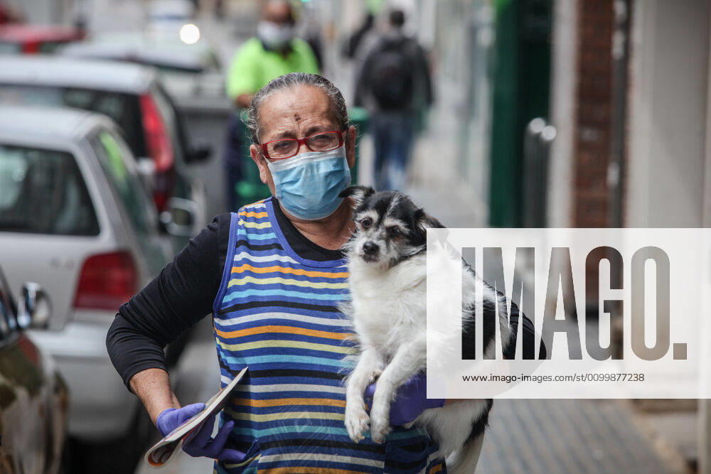 24 April 2020 (Malaga) citizens of the city of Malaga comply with security measures with masks to go shopping for the crisis of the coronavirus. - ZUMAc161 20200424_zap_c161_044
