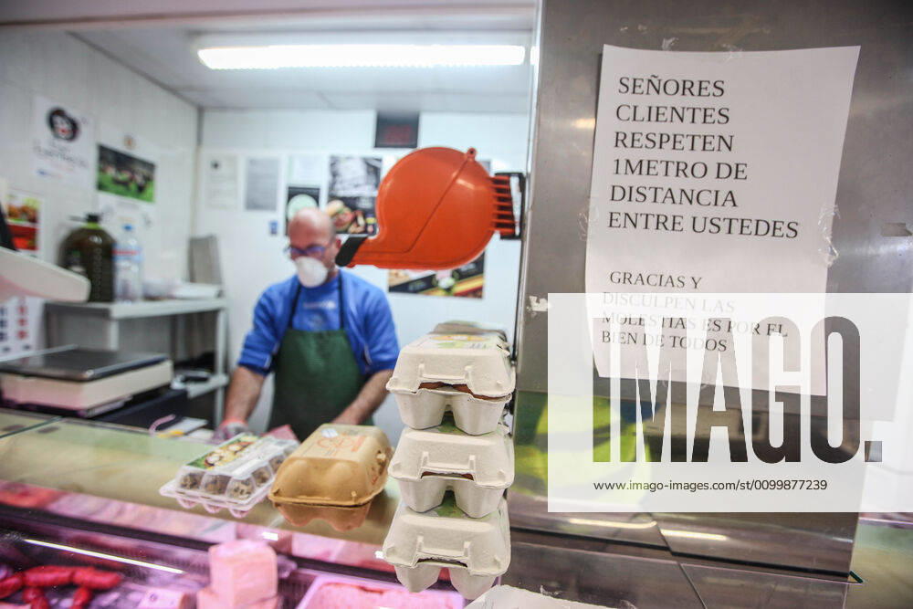 24 April 2020 (Malaga) citizens of the city of Malaga comply with security measures with masks to go shopping for the crisis of the coronavirus. - ZUMAc161 20200424_zap_c161_045