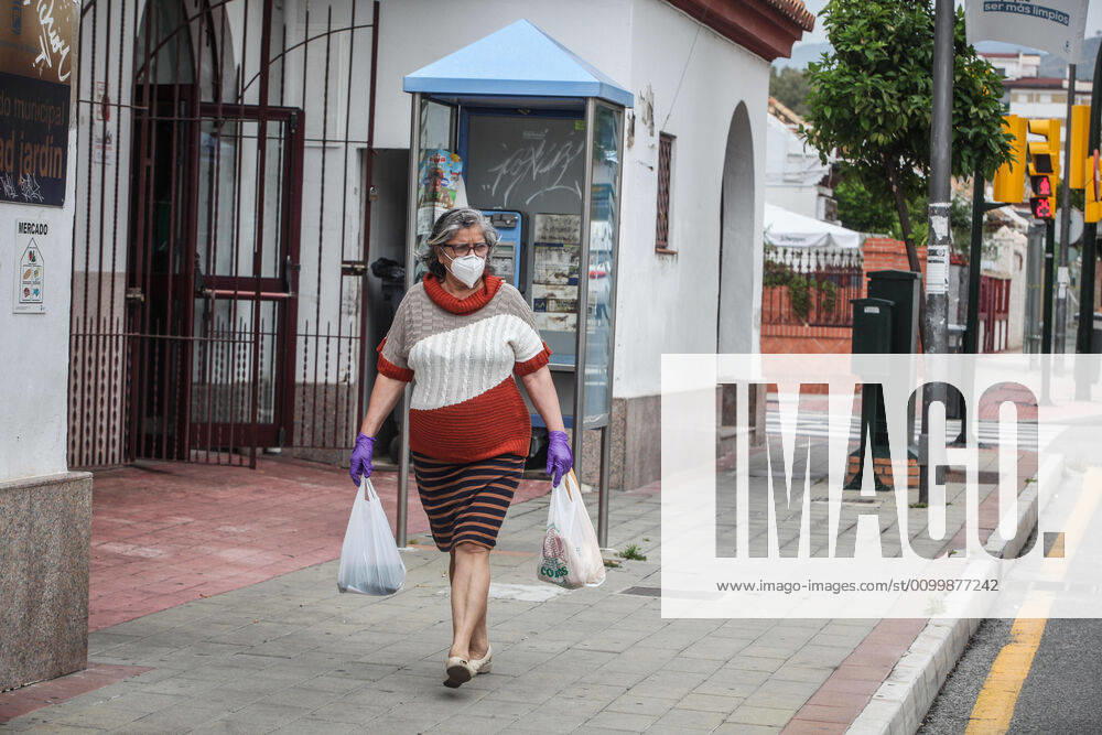 24 April 2020 (Malaga) citizens of the city of Malaga comply with security measures with masks to go shopping for the crisis of the coronavirus. - ZUMAc161 20200424_zap_c161_046
