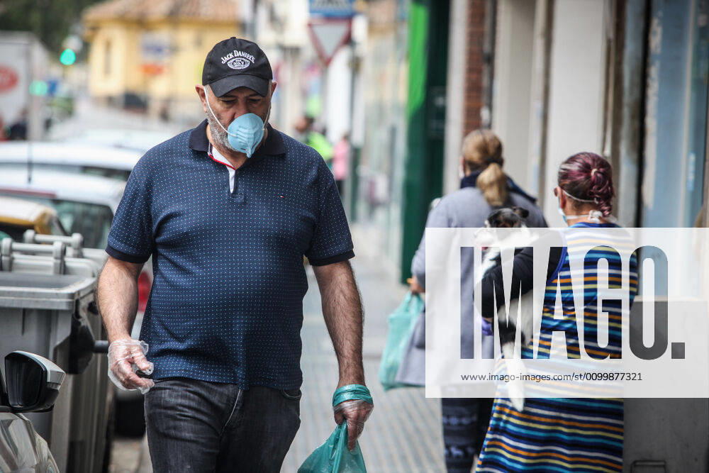 24 April 2020 (Malaga) citizens of the city of Malaga comply with security measures with masks to go shopping for the crisis of the coronavirus. - ZUMAc161 20200424_zap_c161_047