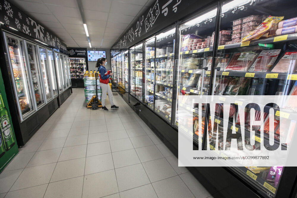 April 24, 2020 (Malaga) Employees of Maskom Supermarkets replenish food and essential products such as toilet paper, products highly demanded by the coronavirus crisis. - ZUMAc161 20200424_zap_c161_061