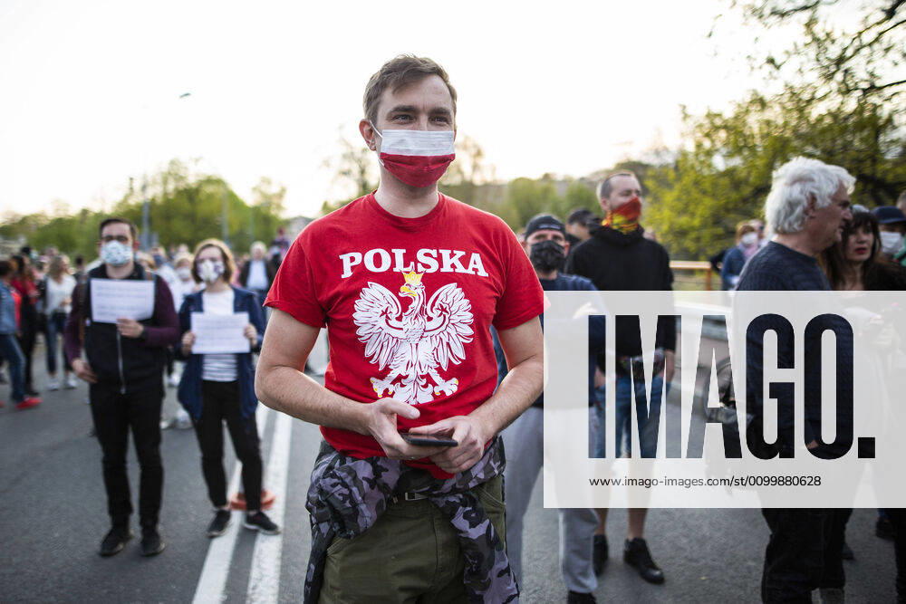 Demonstrators protesting against the closed border between Zgorzelec and Goerlitz, 24 04 2020 In order to contain the coronavirus, Poland and the Czech Republic, among others, have closed their borders to Germany in mid-March The background of the protest is the current restric