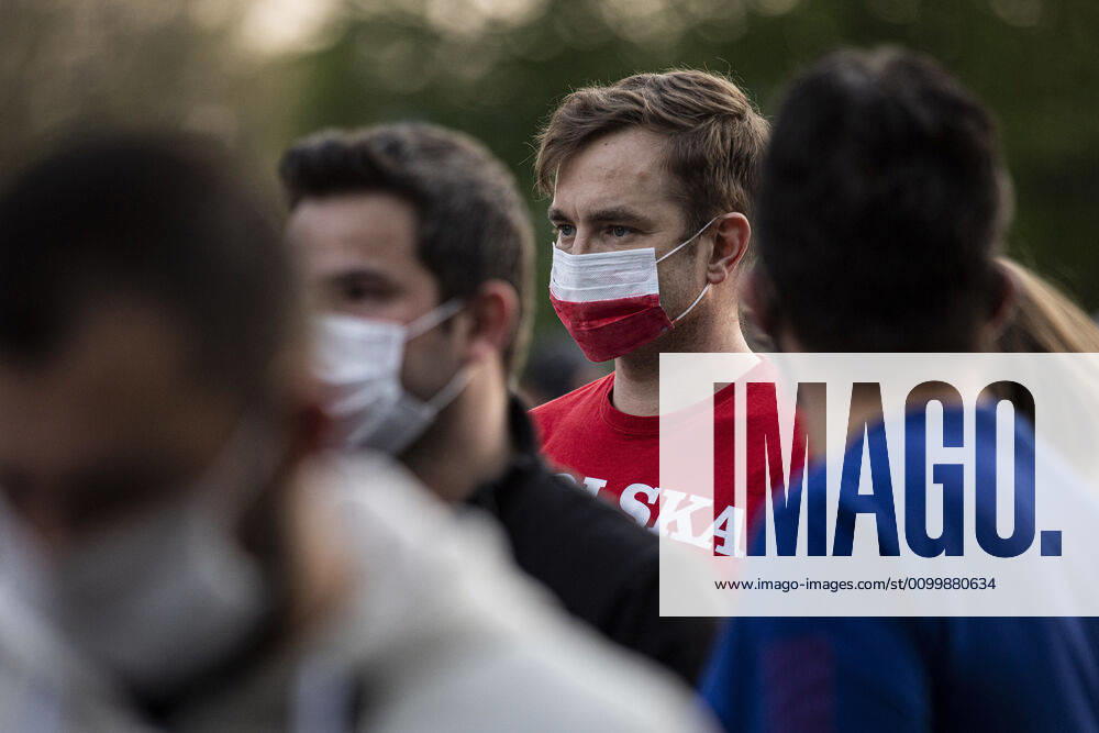 Demonstrators protesting against the closed border between Zgorzelec and Goerlitz, 24 04 2020 In order to contain the coronavirus, Poland and the Czech Republic, among others, have closed their borders to Germany in mid-March The background of the protest is the current restric
