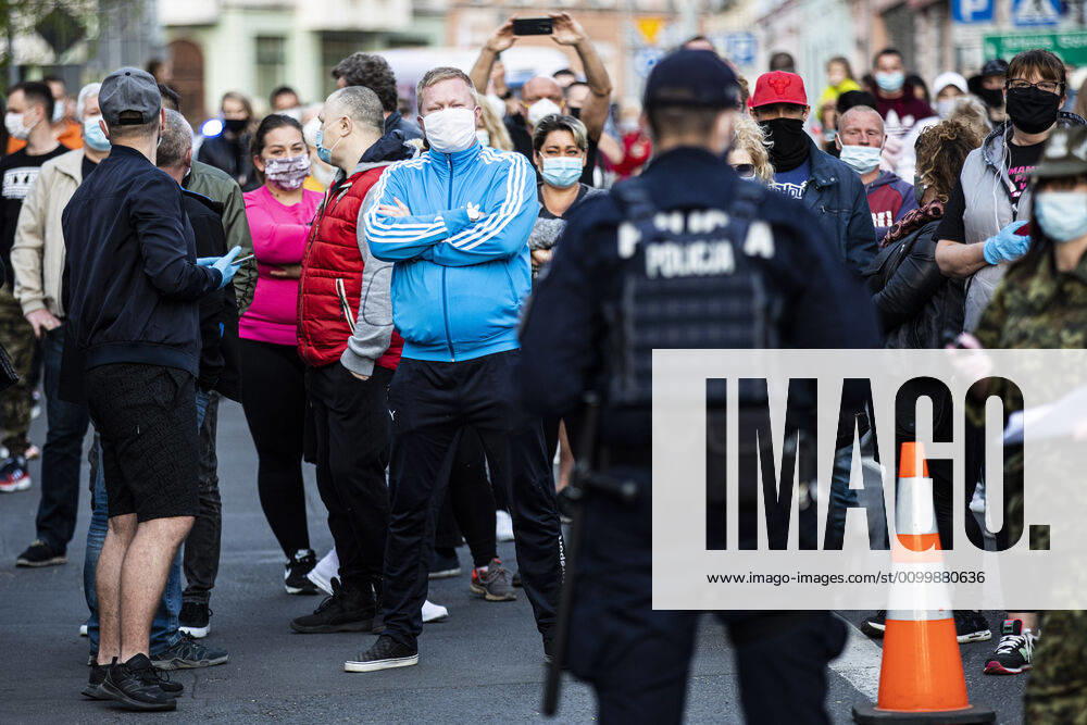 Demonstrators protesting against the closed border between Zgorzelec and Goerlitz, 24 04 2020 In order to contain the coronavirus, Poland and the Czech Republic, among others, have closed their borders to Germany in mid-March The background of the protest is the current restric