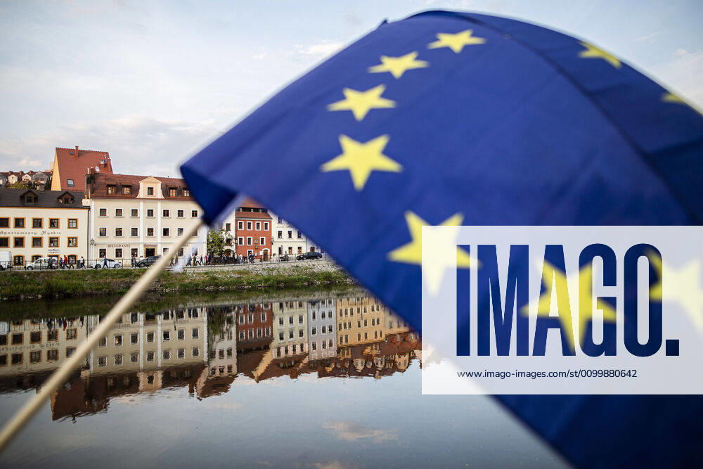 Demonstrators protesting with an EU flag against the closed border between Zgorzelec and Goerlitz, 24 04 2020 In order to contain the corona virus, Poland and the Czech Republic, among others, have closed their borders to Germany in mid-March Background of t