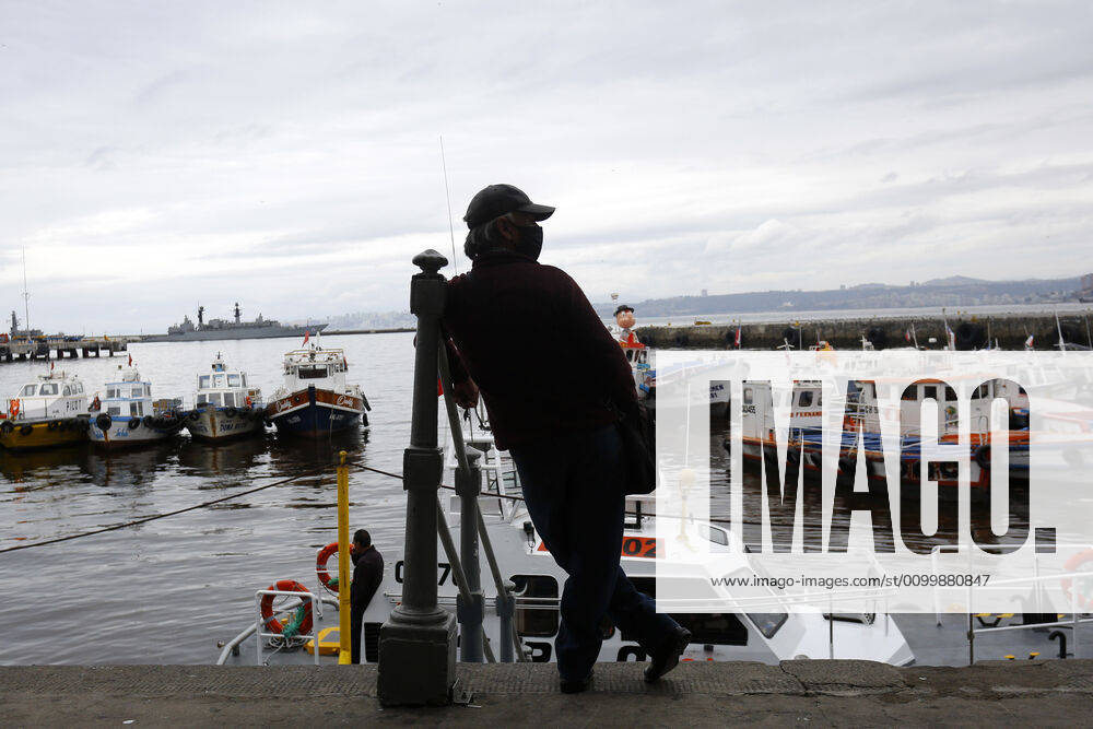 A man watches the boats at Valparaisos Muelle Prat during an emergency by Covid 19 Raul Zamora Aton Chile, Valparaiso Chile Aton 414289