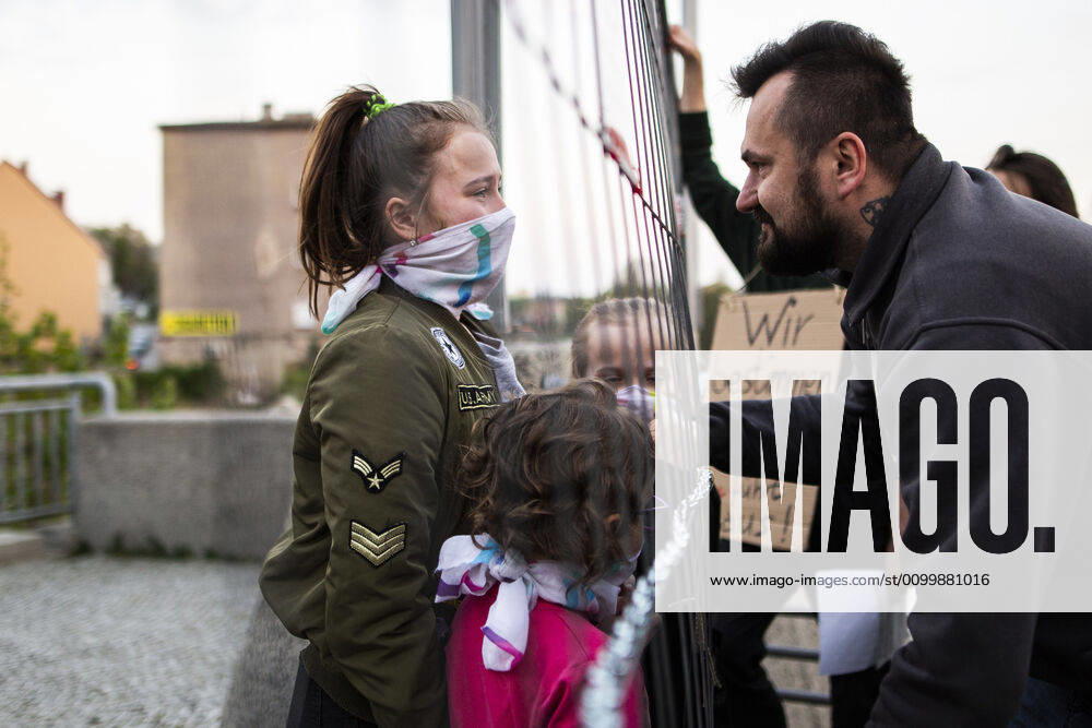 A child meets his father on the opposite side of the border as part of the demonstration against the closed border between Zgorzelec and Goerlitz, 24 04 2020 To contain the coronavirus, Poland and the