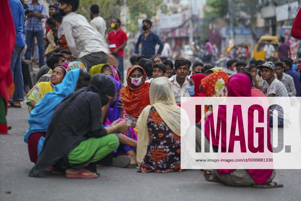 Coronavirus, Eindrücke aus Bangladesch April 24, 2020, Dhaka, Dhaka, Bangladesh: Workers from the garment sector block a road as they protest to demand the payment of due wages during a government-imposed nationwide lockdown as a preventive measure against the COVID-19 coronavirus, in Dhaka on April 24, 2020. Dhaka Bangladesh - ZUMAs197 20200424_zaa_s197_138