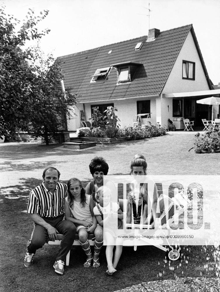 Uwe Seeler (BR Deutschland Hamburger SV) mit seiner Familie, Ehefrau Ilka sowie den Töchtern Kerstin, Helle und Frauke und einem Kindermädchen