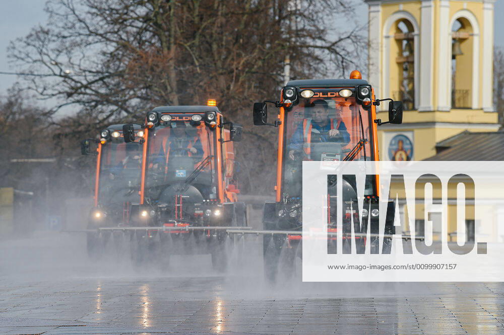 (200425) -- BEIJING, April 25, 2020 -- Utility service vehicles disinfect a road in Moscow, Russia, on April 24, 2020. ) XINHUA PHOTOS OF THE DAY EvgenyxSinitsyn