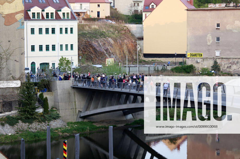 Demonstrators protesting against the closed border between Zgorzelec and Görlitz In order to contain the coronavirus, Poland and the Czech Republic, among others, closed their borders to Germany in mid-March The background to the protest is the current restrictions on workers who norm Foto:xM.xWehnertx xFuturexImage
