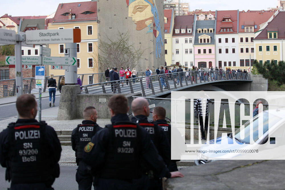 Demonstrators protesting against the closed border between Zgorzelec and Görlitz In order to contain the coronavirus, Poland and the Czech Republic, among others, closed their borders to Germany in mid-March The background to the protest is the current restrictions on workers who norm Foto:xM.xWehnertx xFuturexImage