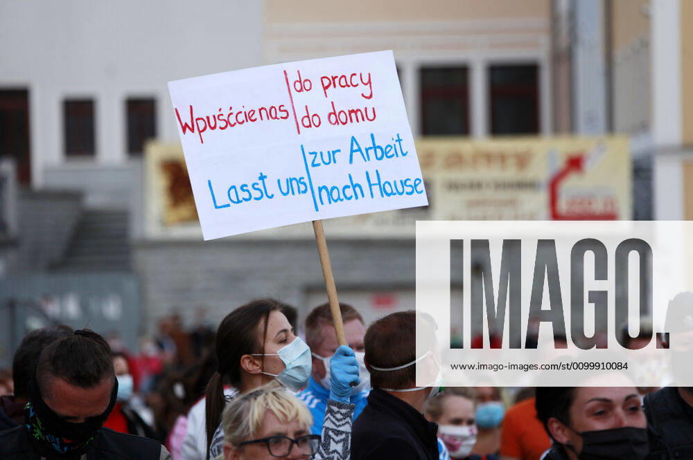 Demonstrators protesting against the closed border between Zgorzelec and Görlitz In order to contain the coronavirus, Poland and the Czech Republic, among others, closed their borders to Germany in mid-March The background to the protest is the current restrictions on workers who norm Foto:xM.xWehnertx xFuturexImage
