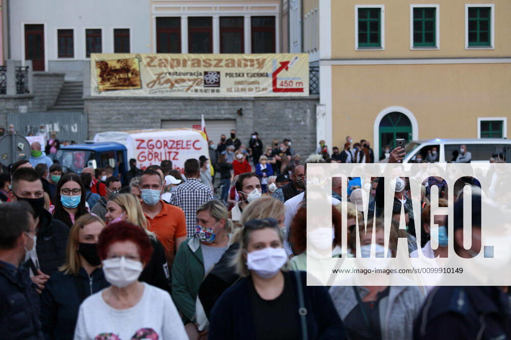 Demonstrators protesting against the closed border between Zgorzelec and Görlitz In order to contain the coronavirus, Poland and the Czech Republic, among others, closed their borders to Germany in mid-March The background to the protest is the current restrictions on workers who norm Foto:xM.xWehnertx xFuturexImage