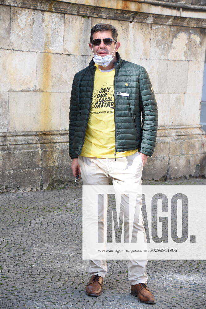 Martin Stuertzer Hotelier Muenchen 24 04 20 Odeonsplatz Action day of Leadersclub Empty chairs because of the Corona Viru Munich