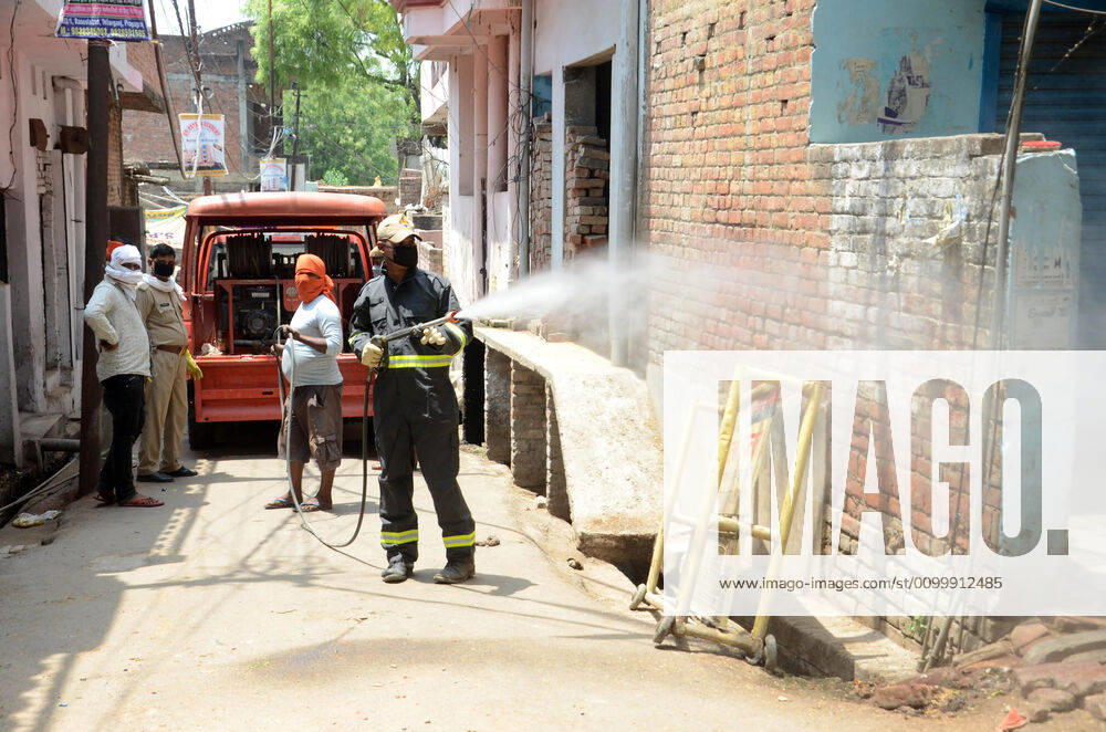 Prayagraj: Police sanitise hotspot area Telierganj during a government-imposed nationwide lockdown as a preventive measure against the COVID-19 coronavirus, in Allahabad on April 24, 2020. Prayagraj India - ZUMAv115 20200425_zap_v115_002