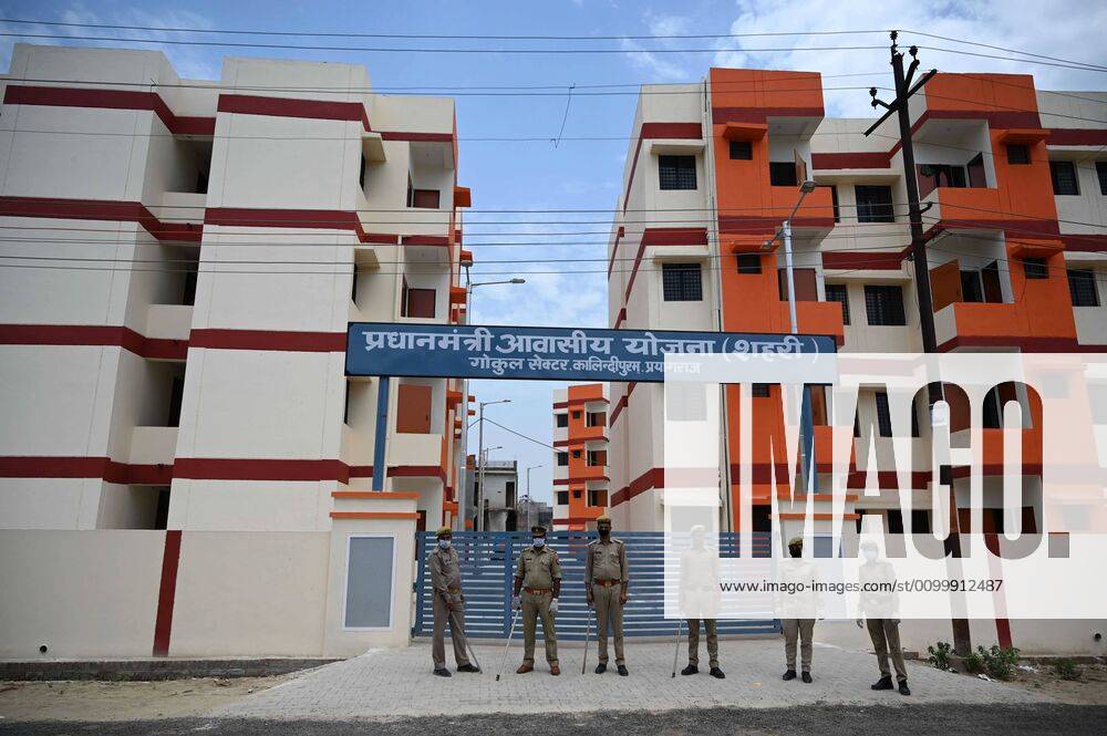 Prayagraj: Police on duty outside a quarantine centre during a government-imposed nationwide lockdown as a preventive measure against the COVID-19 coronavirus, in Allahabad on April 24, 2020. Prayagraj India - ZUMAv115 20200425_zap_v115_004