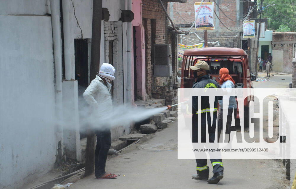 Prayagraj: Police sanitise hotspot area Telierganj during a government-imposed nationwide lockdown as a preventive measure against the COVID-19 coronavirus, in Allahabad on April 24, 2020. Prayagraj India - ZUMAv115 20200425_zap_v115_005