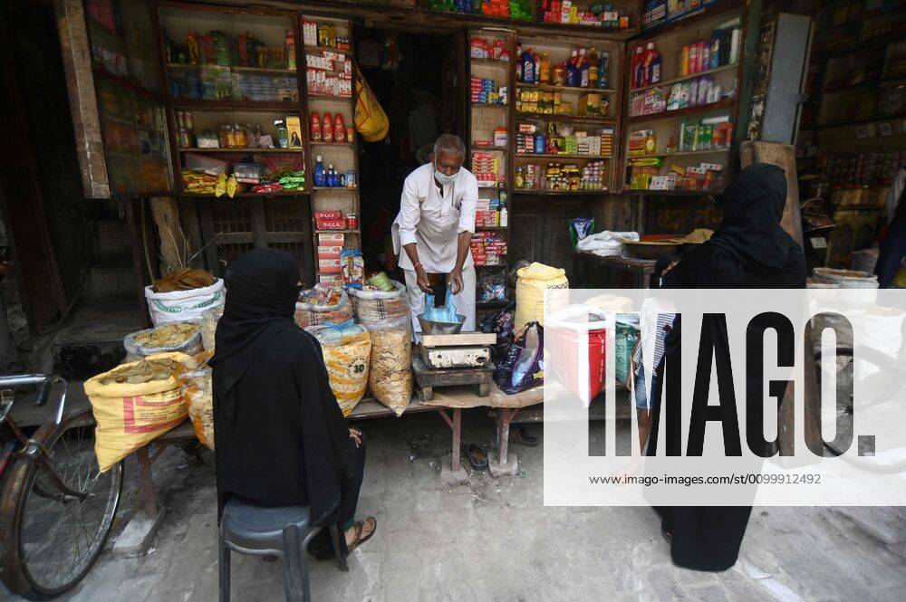 Prayagraj: Muslim women busy in shopping during Ramadan month during a government-imposed nationwide lockdown as a preventive measure against the COVID-19 coronavirus, in Allahabad on April 24, 2020. Prayagraj India - ZUMAv115 20200425_zap_v115_007