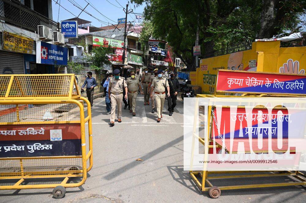 Prayagraj: Police barricade hotspot area Telierganj during a government-imposed nationwide lockdown as a preventive measure against the COVID-19 coronavirus, in Allahabad on April 24, 2020. Prayagraj India - ZUMAv115 20200425_zap_v115_019