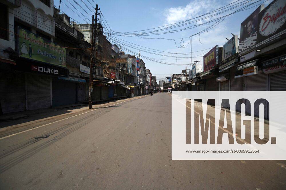 Prayagraj: A deserted view of closed market at during a government-imposed nationwide lockdown as a preventive measure against the COVID-19 coronavirus, in Allahabad on April 24, 2020. Prayagraj India - ZUMAv115 20200425_zap_v115_030