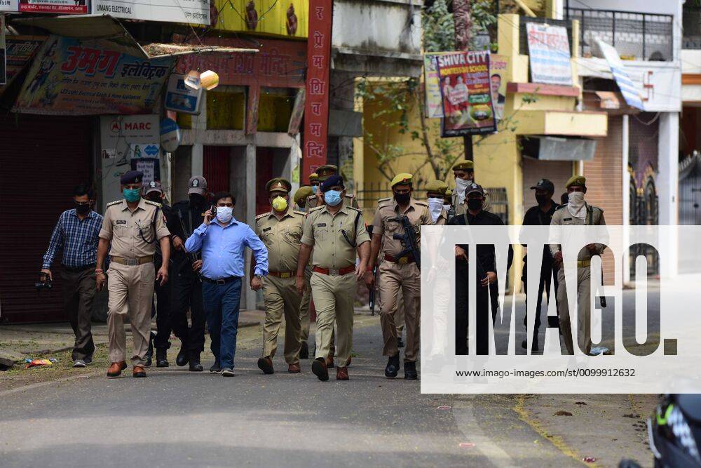 Prayagraj: Police patrol at hotspot area Telierganj during a government-imposed nationwide lockdown as a preventive measure against the COVID-19 coronavirus, in Allahabad on April 24, 2020. Prayagraj India - ZUMAv115 20200425_zap_v115_037
