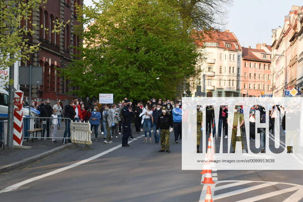 Es sind hunderte Bürger, die gegen die Grenzschließung protestieren: An der Stadtbrücke Zgorzelec Görlitz sind am Freitagabend sowohl Deutsche als auch Polen zu sehen - sie alle demonstrieren. Durch den Protest an der Neiße, will man Widerstand zeigen und auf Probleme aufmerksam machen - so ist es in den sozialen Medien in einem Aufruf zu lesen: Indem wir uns zusammenschließen, haben wir eine bessere Chance, die Quarantäne für Menschen, die im Grenzgebiet arbeiten, aufzuheben. Offiziell ist der Protest als Spaziergang deklariert - insbesondere auf der polnischen Seite, so sagte uns ein polnischer Bürger an der Grenze, seien Demonstrationen verboten. Die Organisatoren betonten, dass der vorgeschriebene Sicherheitsabstand von zwei Metern zur nächsten Person eingehalten werde, dass man aber trotzdem ein Zeichen setzen