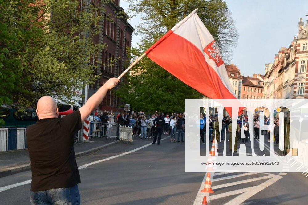 Es sind hunderte Bürger, die gegen die Grenzschließung protestieren: An der Stadtbrücke Zgorzelec Görlitz sind am Freitagabend sowohl Deutsche als auch Polen zu sehen - sie alle demonstrieren. Durch den Protest an der Neiße, will man Widerstand zeigen und auf Probleme aufmerksam machen - so ist es in den sozialen Medien in einem Aufruf zu lesen: Indem wir uns zusammenschließen, haben wir eine bessere Chance, die Quarantäne für Menschen, die im Grenzgebiet arbeiten, aufzuheben. Offiziell ist der Protest als Spaziergang deklariert - insbesondere auf der polnischen Seite, so sagte uns ein polnischer Bürger an der Grenze, seien Demonstrationen verboten. Die Organisatoren betonten, dass der vorgeschriebene Sicherheitsabstand von zwei Metern zur nächsten Person eingehalten werde, dass man aber trotzdem ein Zeichen setzen