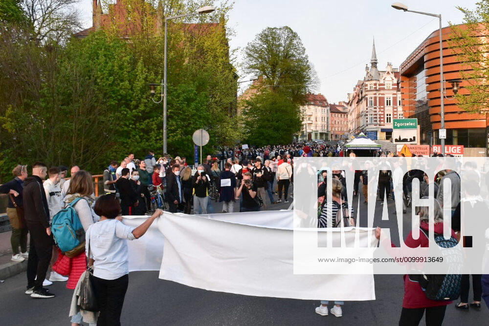 Es sind hunderte Bürger, die gegen die Grenzschließung protestieren: An der Stadtbrücke Zgorzelec Görlitz sind am Freitagabend sowohl Deutsche als auch Polen zu sehen - sie alle demonstrieren. Durch den Protest an der Neiße, will man Widerstand zeigen und auf Probleme aufmerksam machen - so ist es in den sozialen Medien in einem Aufruf zu lesen: Indem wir uns zusammenschließen, haben wir eine bessere Chance, die Quarantäne für Menschen, die im Grenzgebiet arbeiten, aufzuheben. Offiziell ist der Protest als Spaziergang deklariert - insbesondere auf der polnischen Seite, so sagte uns ein polnischer Bürger an der Grenze, seien Demonstrationen verboten. Die Organisatoren betonten, dass der vorgeschriebene Sicherheitsabstand von zwei Metern zur nächsten Person eingehalten werde, dass man aber trotzdem ein Zeichen setzen