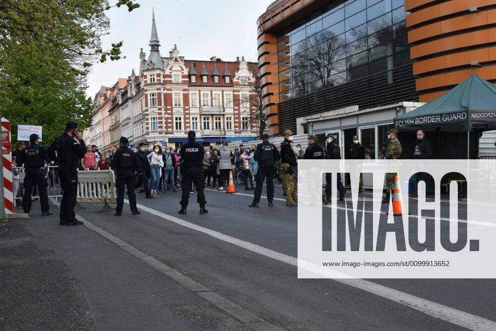Es sind hunderte Bürger, die gegen die Grenzschließung protestieren: An der Stadtbrücke Zgorzelec Görlitz sind am Freitagabend sowohl Deutsche als auch Polen zu sehen - sie alle demonstrieren. Durch den Protest an der Neiße, will man Widerstand zeigen und auf Probleme aufmerksam machen - so ist es in den sozialen Medien in einem Aufruf zu lesen: Indem wir uns zusammenschließen, haben wir eine bessere Chance, die Quarantäne für Menschen, die im Grenzgebiet arbeiten, aufzuheben. Offiziell ist der Protest als Spaziergang deklariert - insbesondere auf der polnischen Seite, so sagte uns ein polnischer Bürger an der Grenze, seien Demonstrationen verboten. Die Organisatoren betonten, dass der vorgeschriebene Sicherheitsabstand von zwei Metern zur nächsten Person eingehalten werde, dass man aber trotzdem ein Zeichen setzen