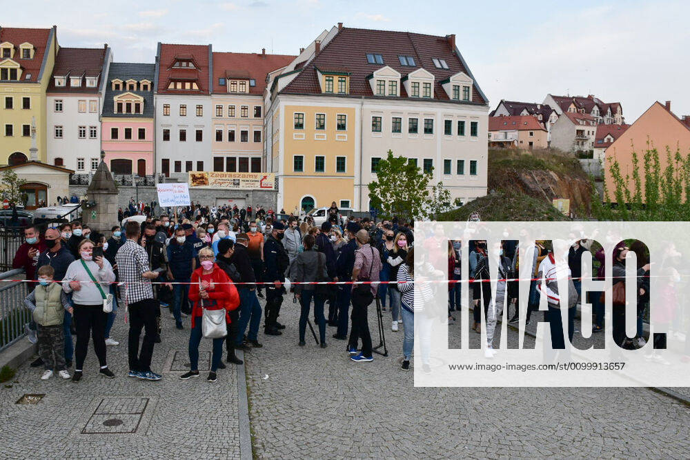 Es sind hunderte Bürger, die gegen die Grenzschließung protestieren: An der Stadtbrücke Zgorzelec Görlitz sind am Freitagabend sowohl Deutsche als auch Polen zu sehen - sie alle demonstrieren. Durch den Protest an der Neiße, will man Widerstand zeigen und auf Probleme aufmerksam machen - so ist es in den sozialen Medien in einem Aufruf zu lesen: Indem wir uns zusammenschließen, haben wir eine bessere Chance, die Quarantäne für Menschen, die im Grenzgebiet arbeiten, aufzuheben. Offiziell ist der Protest als Spaziergang deklariert - insbesondere auf der polnischen Seite, so sagte uns ein polnischer Bürger an der Grenze, seien Demonstrationen verboten. Die Organisatoren betonten, dass der vorgeschriebene Sicherheitsabstand von zwei Metern zur nächsten Person eingehalten werde, dass man aber trotzdem ein Zeichen setzen