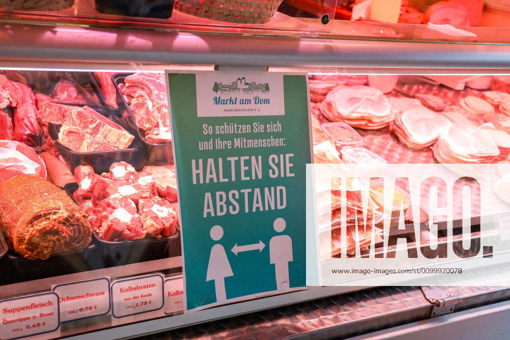 DEU, Germany, North Rhine-Westphalia, Münster, 25 04 2020 Shopping at the weekly market Because of the risk of corona infection, the weekly market has been rectified to create open spaces between stands for waiting customers.