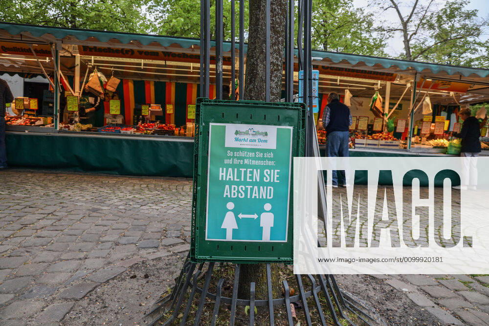DEU, Germany, North Rhine-Westphalia, Münster, 25 04 2020 Shopping at the weekly market Because of the risk of corona infection, the weekly market has been rectified to create open spaces between stands for waiting customers.