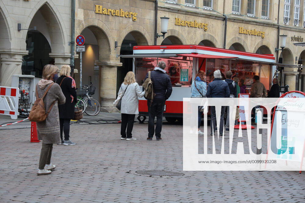 DEU, Germany, North Rhine-Westphalia, Münster, 25 04 2020 Shopping at the weekly market Because of the risk of corona infection, the weekly market has been rectified to create open spaces between stands for waiting customers.