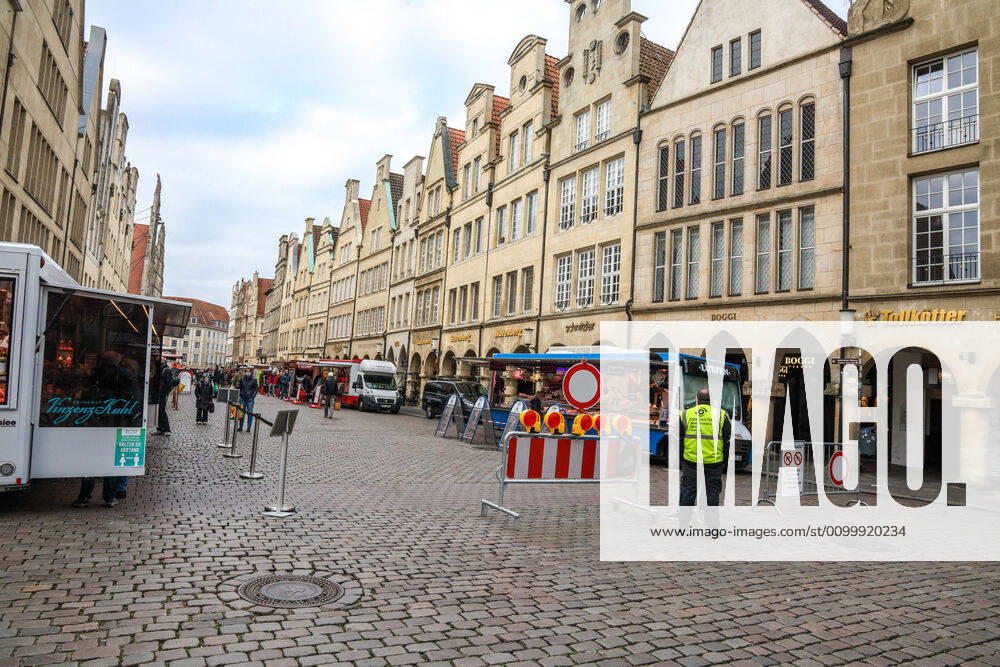 DEU, Germany, North Rhine-Westphalia, Münster, 25 04 2020 Shopping at the weekly market Because of the risk of corona infection, the weekly market has been rectified to create open spaces between the stands for waiting customers.