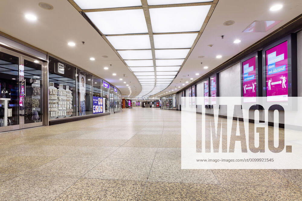 An almost deserted passage in the KVB stop Neumarkt with an advertisement on the minimum distance during the corona crisis Cologne, 25 04 2020 Foto:xC.xFuturexImage