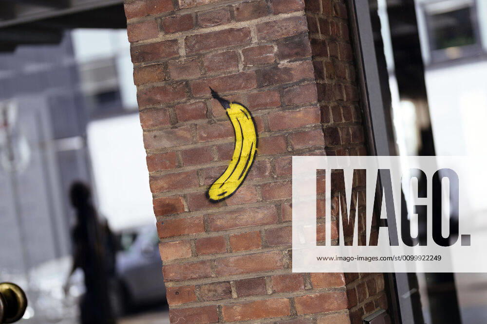 Spray banana by banana artist Thomas Baumgärtel at the entrance to the Museum of Applied Arts in downtown Cologne, 25 04 2020 Foto:xC.xFuturexImage