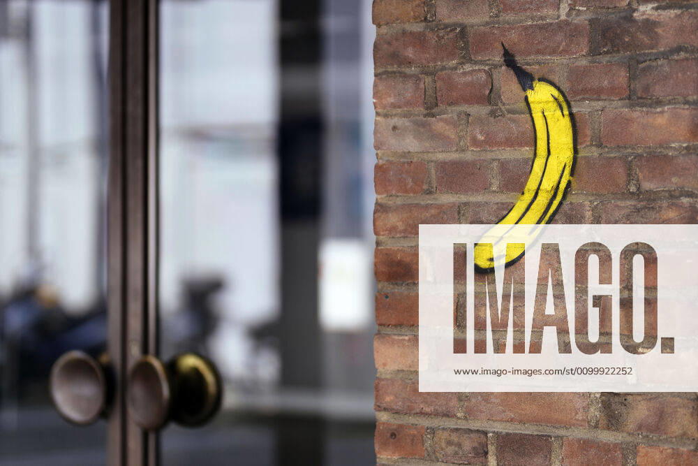 Spray banana by banana artist Thomas Baumgärtel at the entrance to the Museum of Applied Arts in downtown Cologne, 25 04 2020 Foto:xC.xFuturexImage